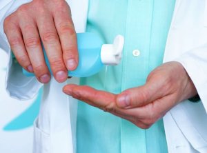 Антисептики для рук: якими вони бувають, навіщо потрібні і як правильно ними користуватися