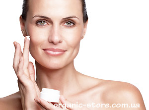 Як вибрати крем для сухої і чутливої шкіри обличчя