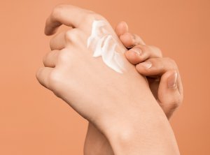 Догляд за шкірою рук навесні