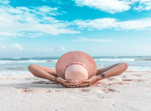 Як доглядати за шкірою у відпустці: поради для відпочинку на морі