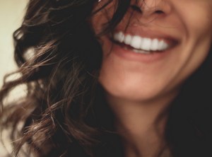 Від чого залежить природний колір зубів? Розбираємо основні чинники