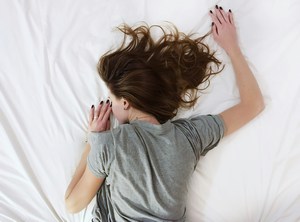 Як захистити волосся під час сну?