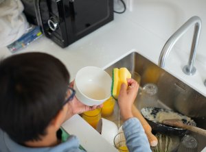Як правильно мити дитячий посуд