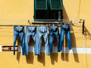 Як правильно прати джинси в пральній машинці