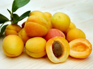 Чим корисна олія абрикосових кісточок для шкіри
